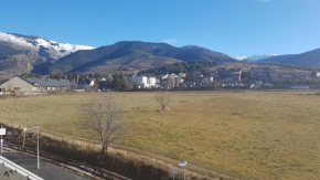 Loft mansardé du train jaune avec vue sur les montagnes